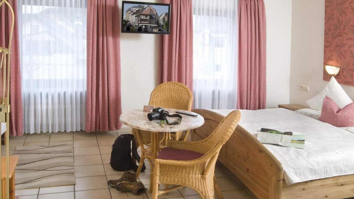 Korperich House | Triple room shower/toilet - Hotel-Restaurant Im Goldenen Grund