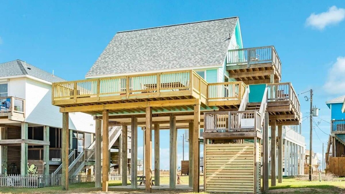 San Luis House | Triple the Views! 3 Decks Overlooking the Sparkling Sea