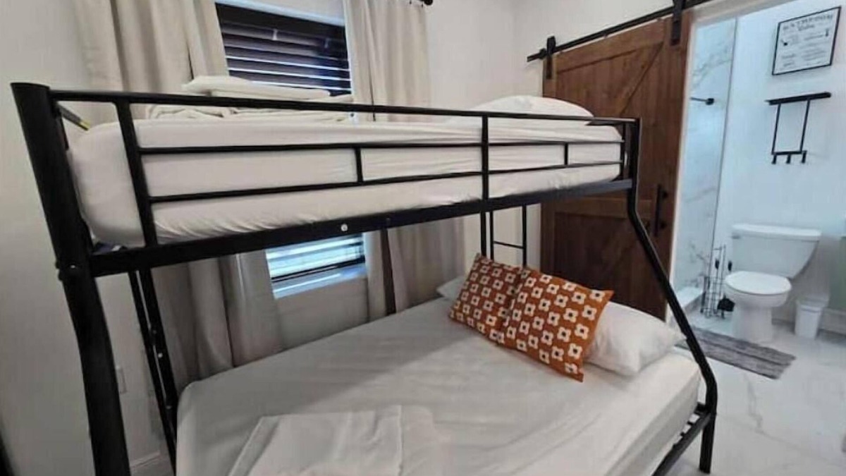 College Park House | Triplex Sleeps17 CollegePark Golf 5min to Downtown