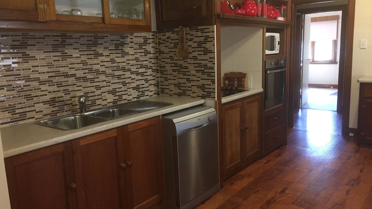 Horsham House | Trippypossums House- 3 bedrooms , Free WIFI, Close to city centre
