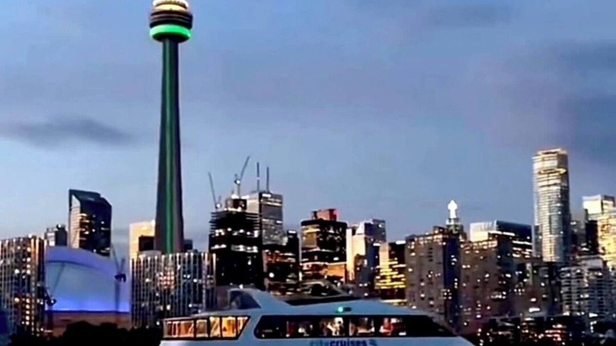 Toronto Entertainment District Hotel | Tripshine DT RogersCenter 2BR/2BA LakeandCN Tower ViewParking