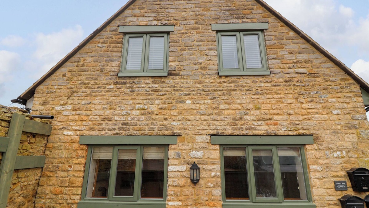 Chipping Norton Cottage | TRIUMPH COTTAGE, pet friendly, with a garden in Chipping Norton