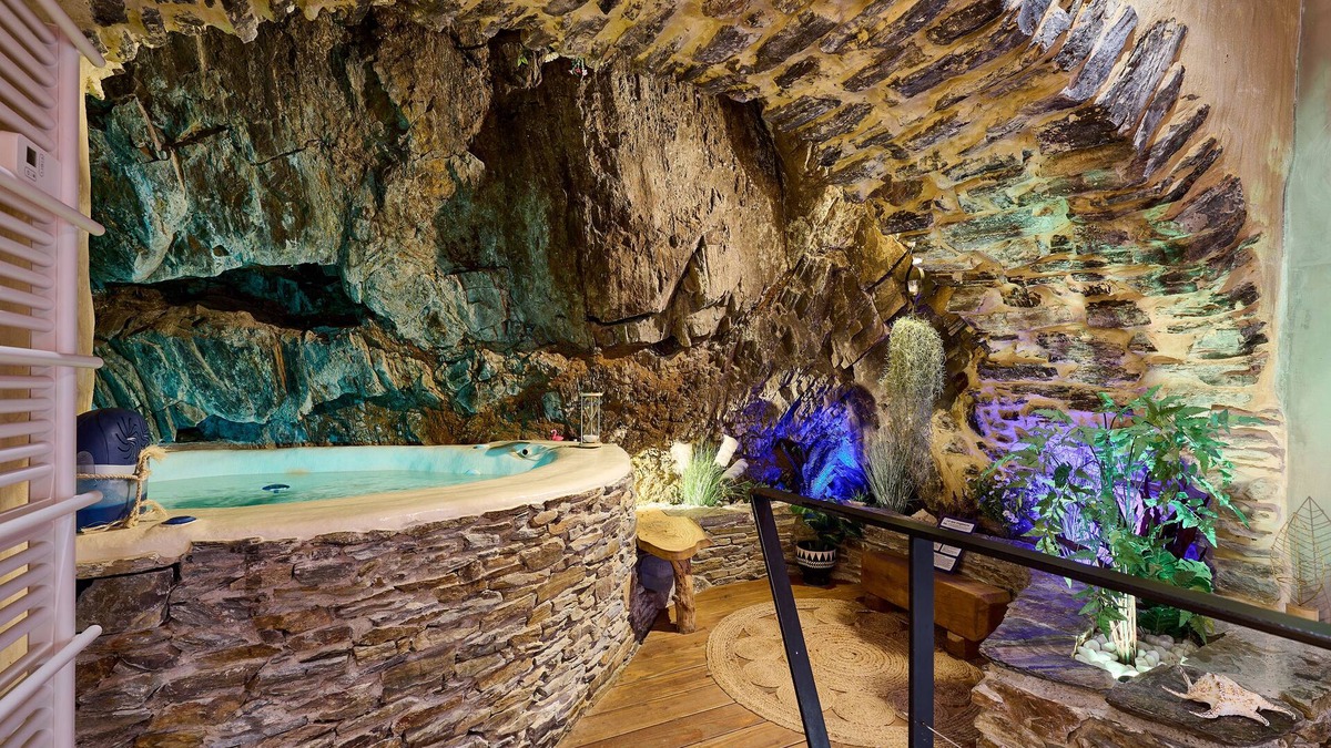 Collioure Apartment | Troglodyte Jacuzzi in the City Centre, nearby the beach, Patio, A/C, WiFi