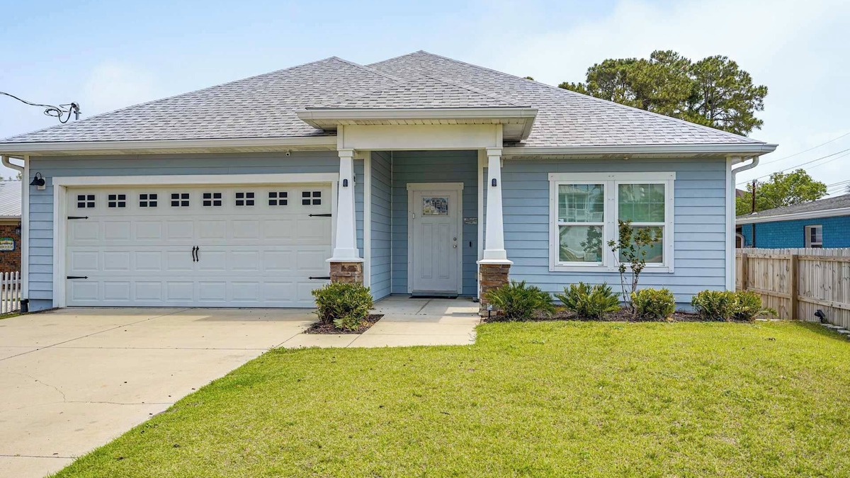 Holiday Beach House | Tropic Like its Hot - beautiful 3/2 - Experience a Great Memory Making Vacation