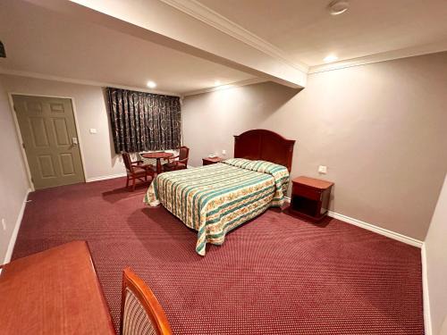 Bell Hotel | Tropic West Motel