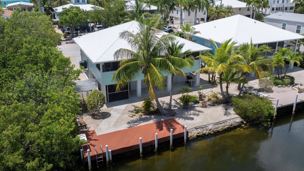 Cutthroat Harbor Estates House | Tropical 3BR on Canal – Dock for 30' Boat, Outdoor Shower, Bikes, Sleeps 6