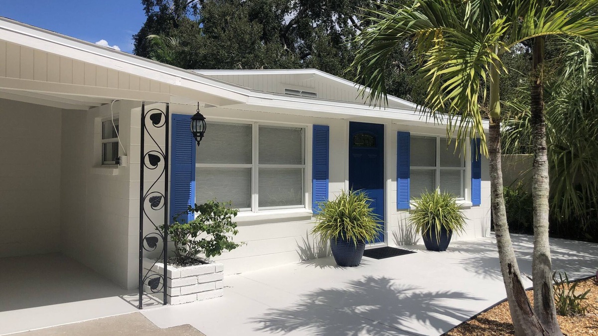Alta Vista House | Tropical Backyard Oasis! Prime Location Near Main St & Trolley to Lido Beach!