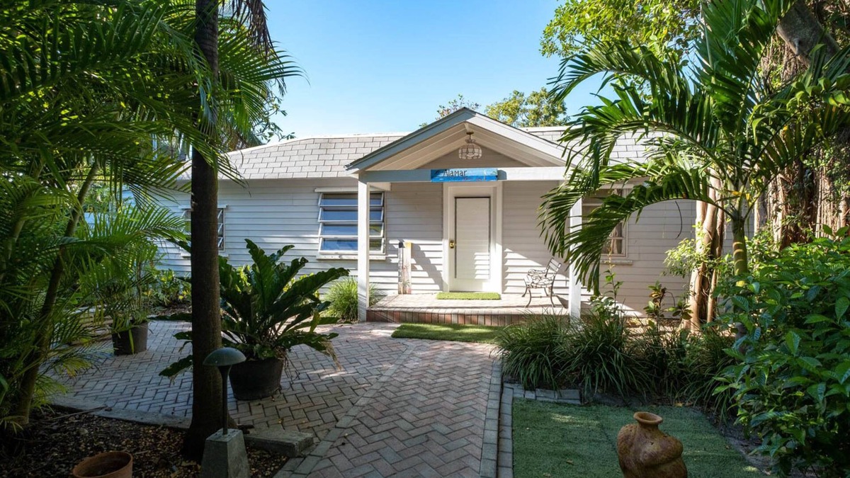 Key Largo Villa | Tropical bayfront villa with sandy beach