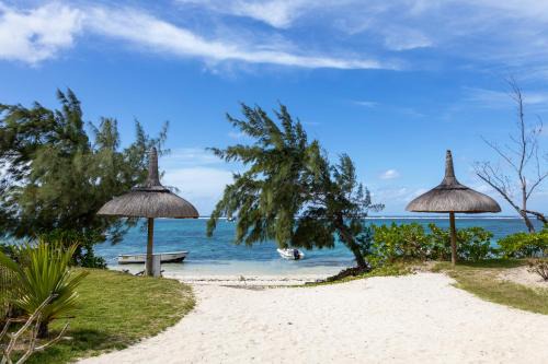 Belle Mare Apartment | Tropical beachfront apartment