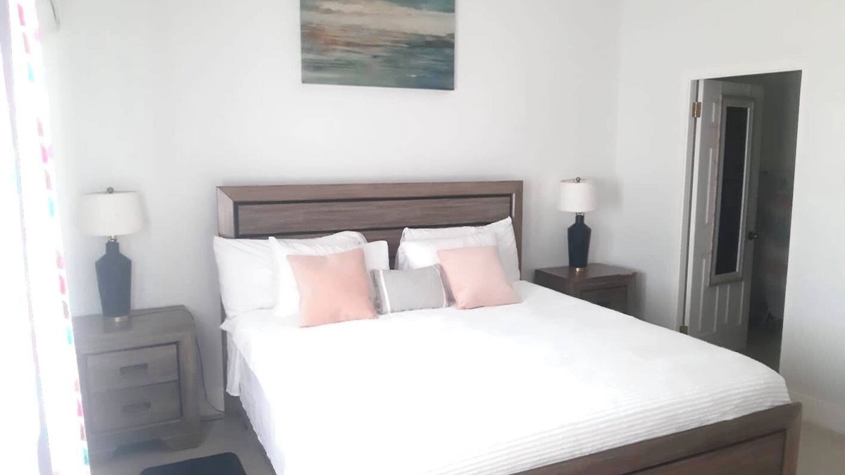 Havendale Apartment | Tropical Bliss cozy Kgn apt equipped with security, AC, balcony, WiFi, kitchen