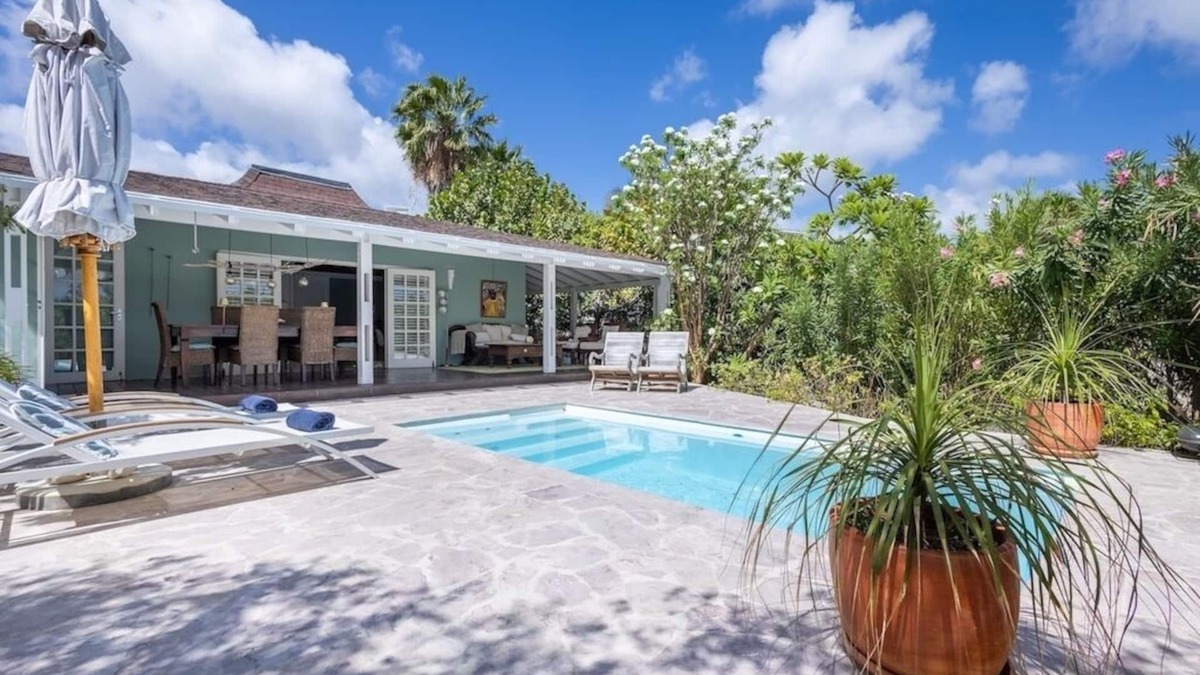 Piscadera Villa | Tropical enjoyment in luxury villa with private pool. Walking distance from beach & sea.