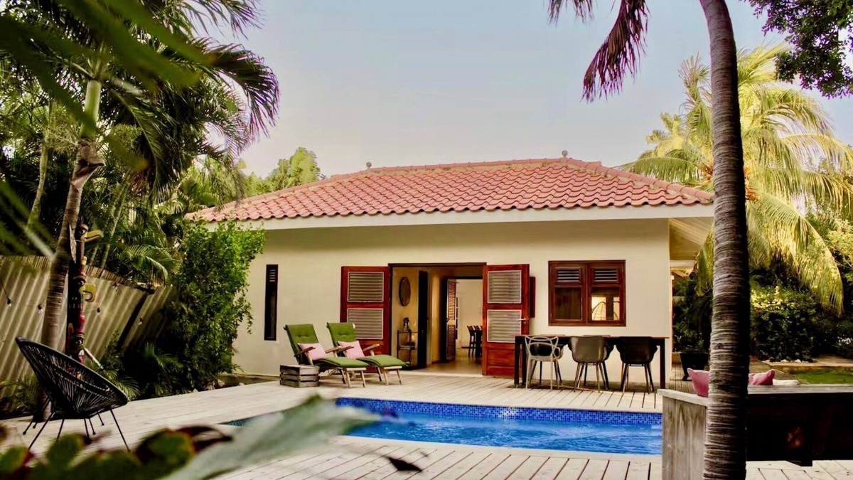 Willemstad Villa | Tropical family villa with private pool. Centrally located 7 min from the beach