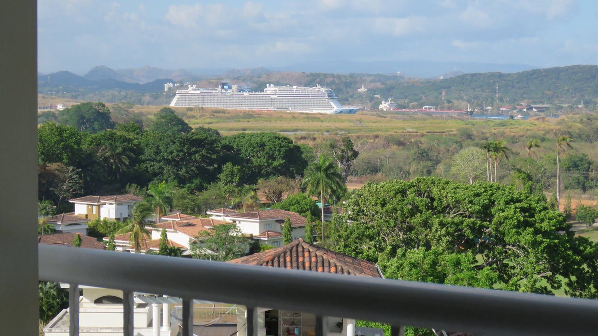 Rousseau Apartment | Tropical golf overlooking the canal and the city, Tucan Country Club