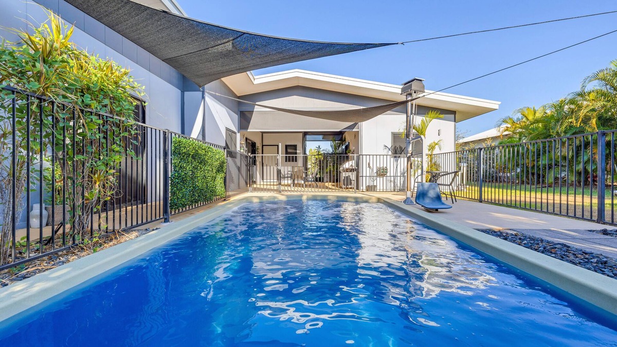 Zuccoli House | Tropical Guesthouse with Pool