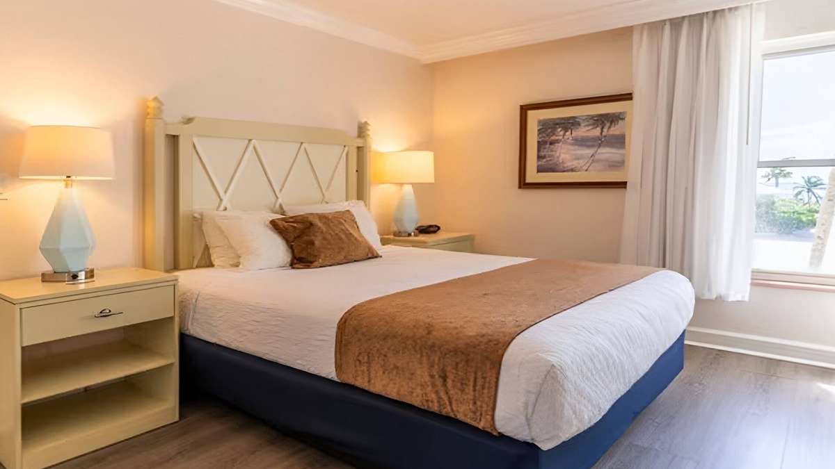 Captiva Hotel | Tropical Haven: 3BR Bay Suite w/Balcony Views | Kitchen | Onsite Pool | Parking