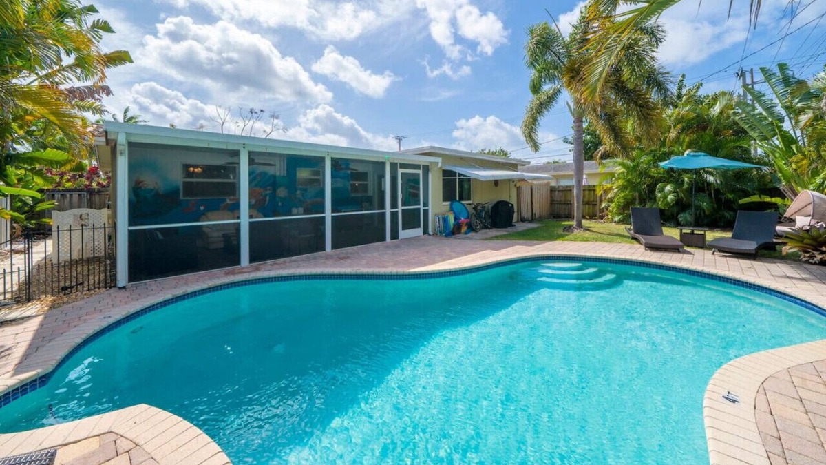 North Corals House | Tropical Home-Seaside w Heated Saltwater Pool