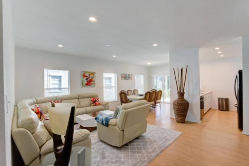 Pine Gardens South House | Tropical Jupiter Seascape with beautiful backyard