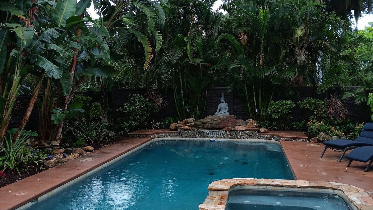 Mount Dora House | Tropical lagoon-style vintage home in historic Mt Dora