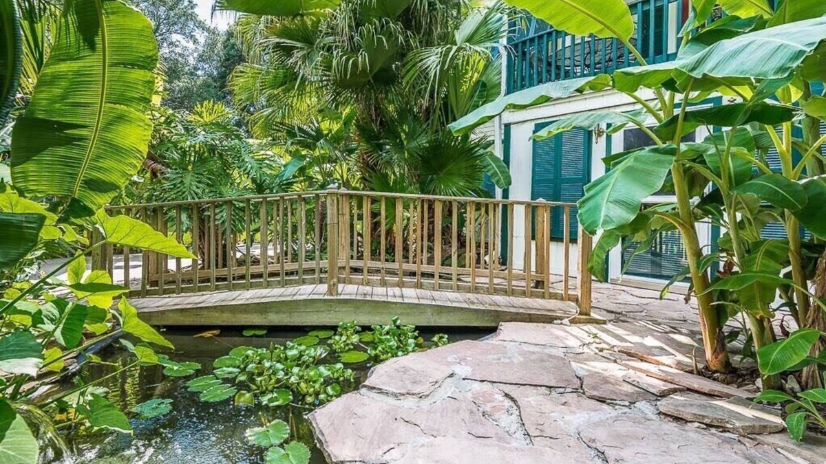 Bacliff House | Tropical Oasis By the Bay