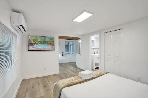 Sailboat Bend Apartment | Tropical Oasis Studio w Pool