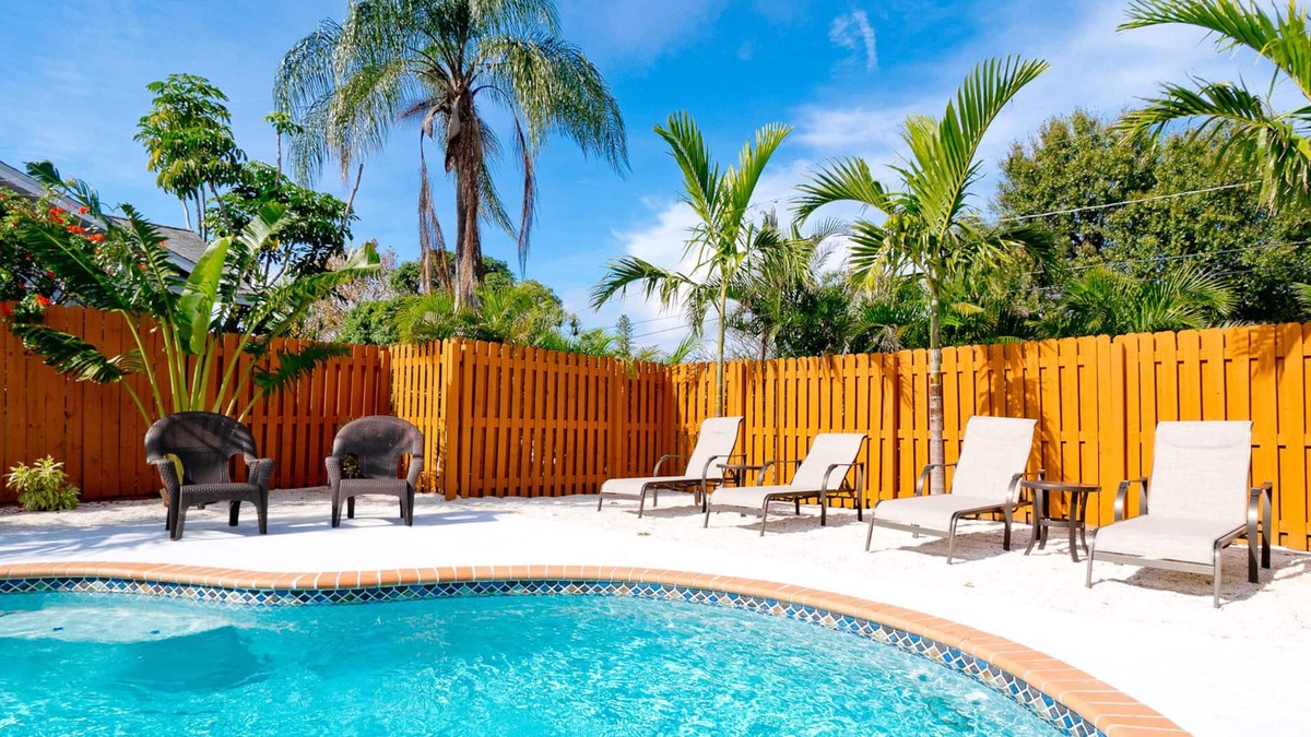 Palma Sola House | Tropical Oasis with heated pool/jacuzzi - 10 min from Anna Maria Island beach!