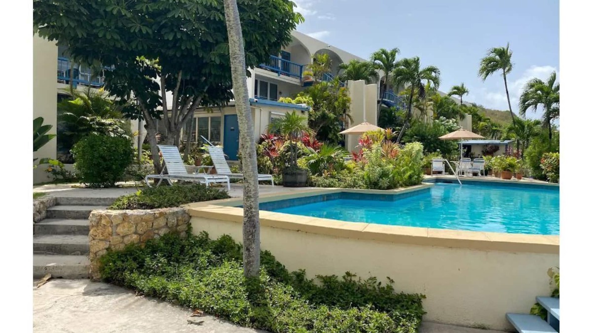 Estate East Street Condo | Tropical one bedroom condo steps from pool.
