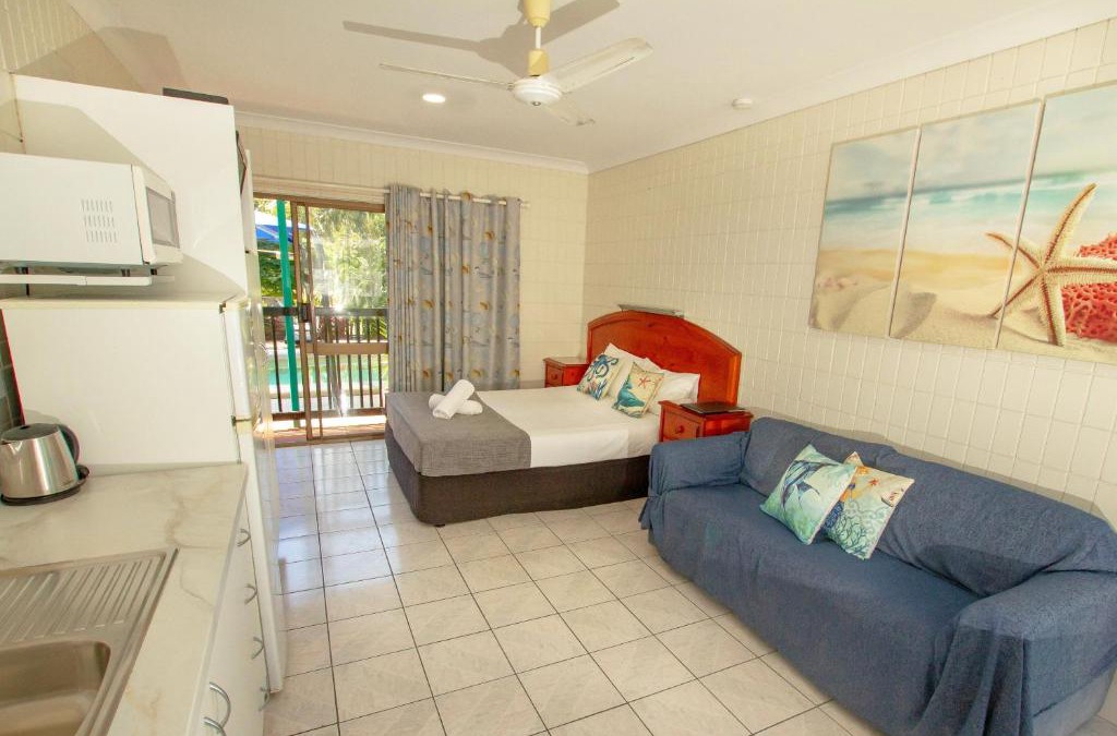 Picnic Bay Hotel | Tropical Palms Resort & 4WD Hire
