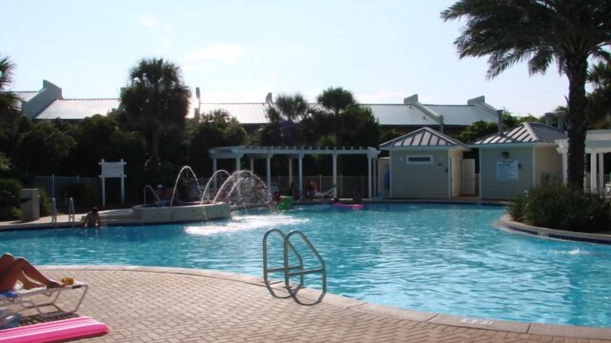 Miramar Beach Cottage | Tropical Paradise in Beach Retreat - FREE Beach Serv. In Season Mar - Oct!