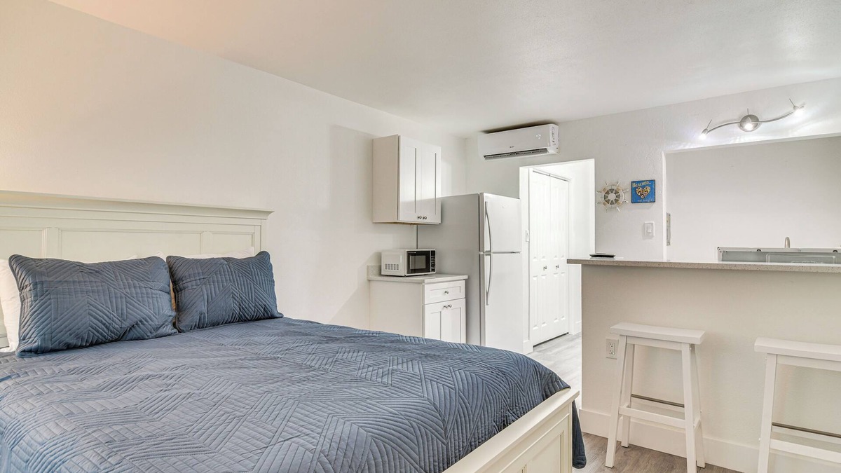 Pass-a-Grille Historic District Apartment | Tropical Pass-A-Grille Gem w/Direct Beach Access!