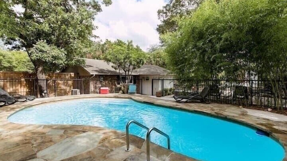 Duncanville House | Tropical POOL Paradise! Hot Tub, Fire Pit, Grills! 🔷 Comfortable Updated House 🔷