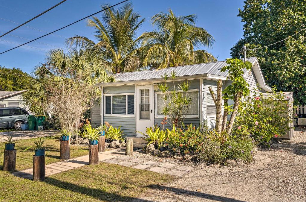 Charlotte Harbor House | Tropical Port Charlotte Cottage - Walk to Bay!