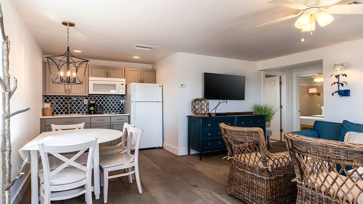 Captiva Hotel | Tropical Relaxation! 2BR Cottage w/Kitchen | Pools | Parking | Private Beach!