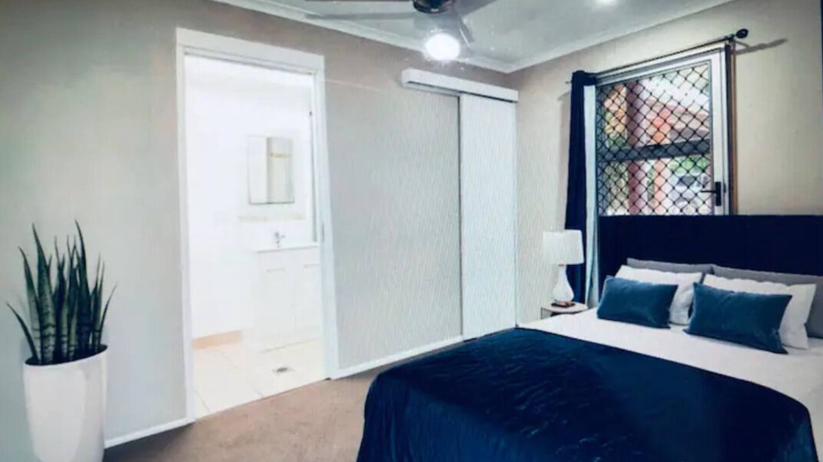 Dolphin Heads House | Tropical Retreat close to beach in an acreage