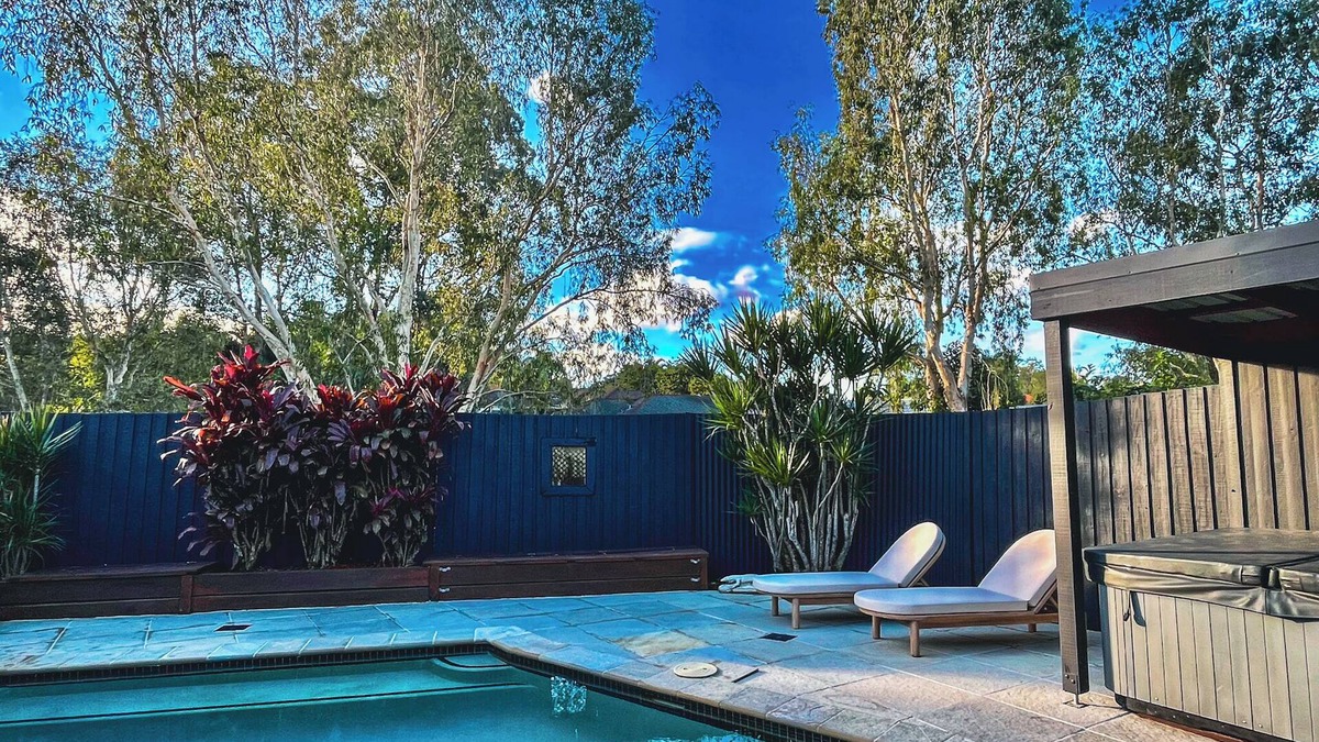 Mudgeeraba House | Tropical retreat with pool, Mineral spa & games room!