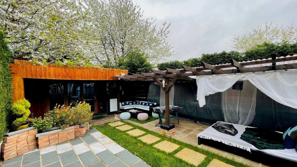 Newcastle-upon-Tyne Cabin | Tropical Style House Near Newcastle City Centre