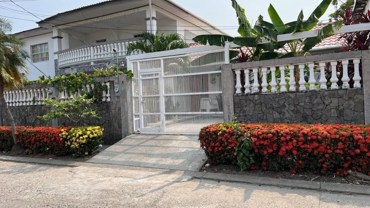 Sector 2 House | Tropical Serenity in La Ceiba