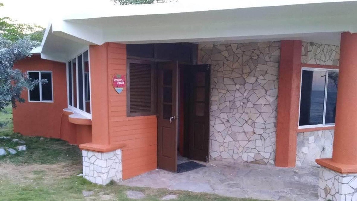 Robins Bay Cottage | Tropical Tranquility and "Secluded Bliss: Dream Maker Hideaway"nnnnnn