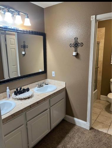 Eastvale Bed & Breakfast | Tropical Vibes