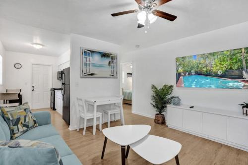 Riverside Park Apartment | Tropical View Escape - 1BR