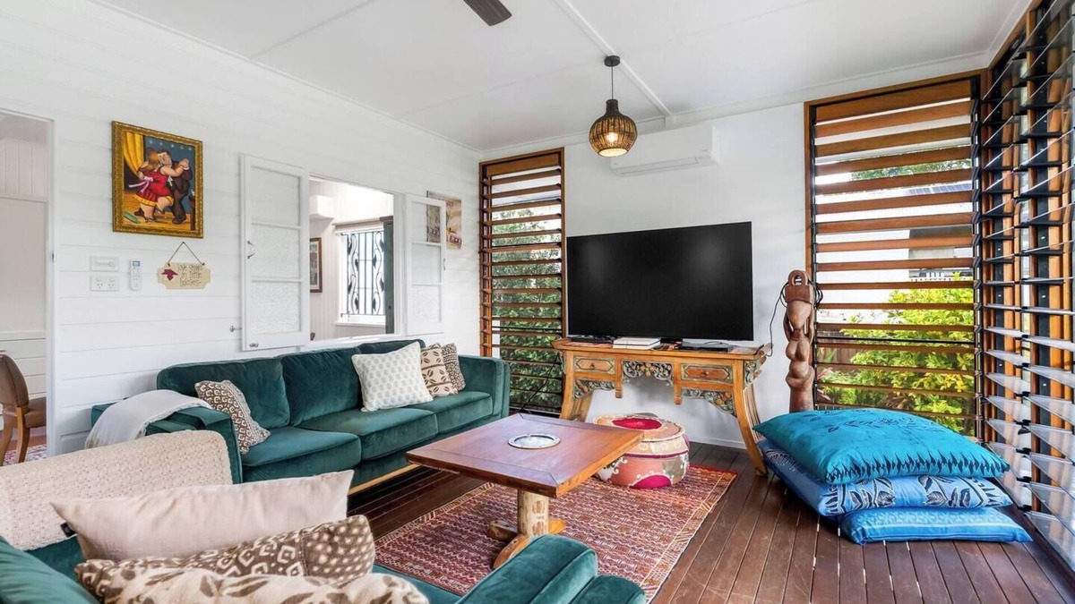 Edge Hill Cottage | Tropicana Cottage Eclectic Poolside Haven near CBD