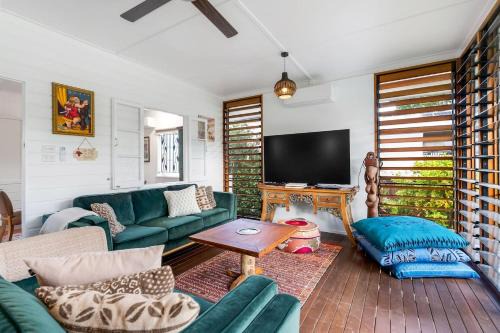 Edge Hill House | Tropicana Cottage - Eclectic Poolside Haven near CBD