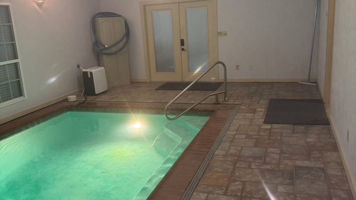 Whitehouse House | Troup TX, 3-bedroom handicapped house with Heated Indoor Pool.