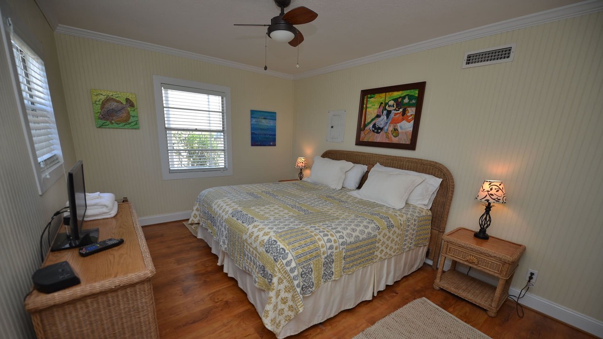 East End Cottage | **TROUT ** Close beach access. lovely two bedroom w/ screened porch and pool