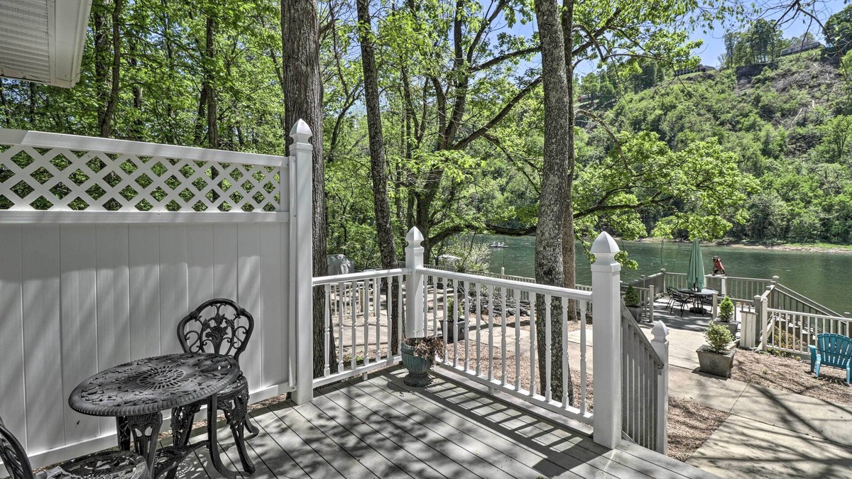 Lakeview Apartment | Trout Fishing Retreat on White River w/Patio