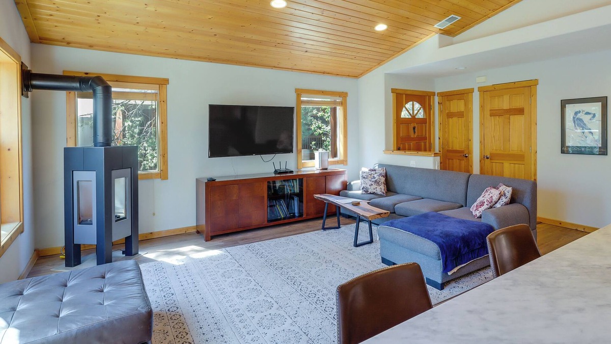 Truckee Condo | Truckee Retreat w/Fireplace & Community Amenities