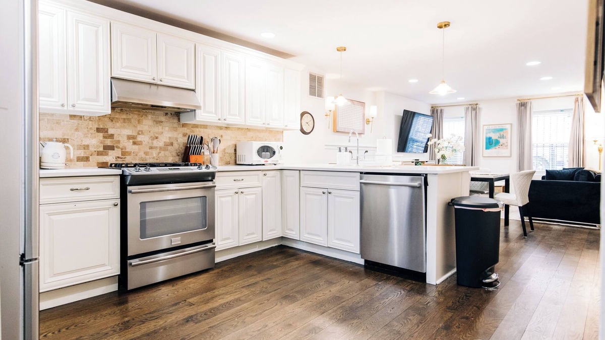 Historic Downtown Apartment | True 2-bed - 20 mins to NYC! Luxury Brownstone