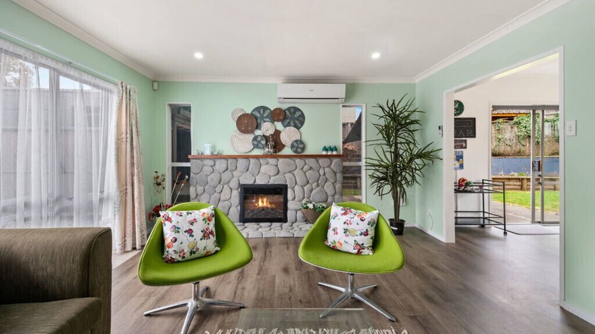 Waipahihi Cottage | True Blue - Taupo Holiday Home