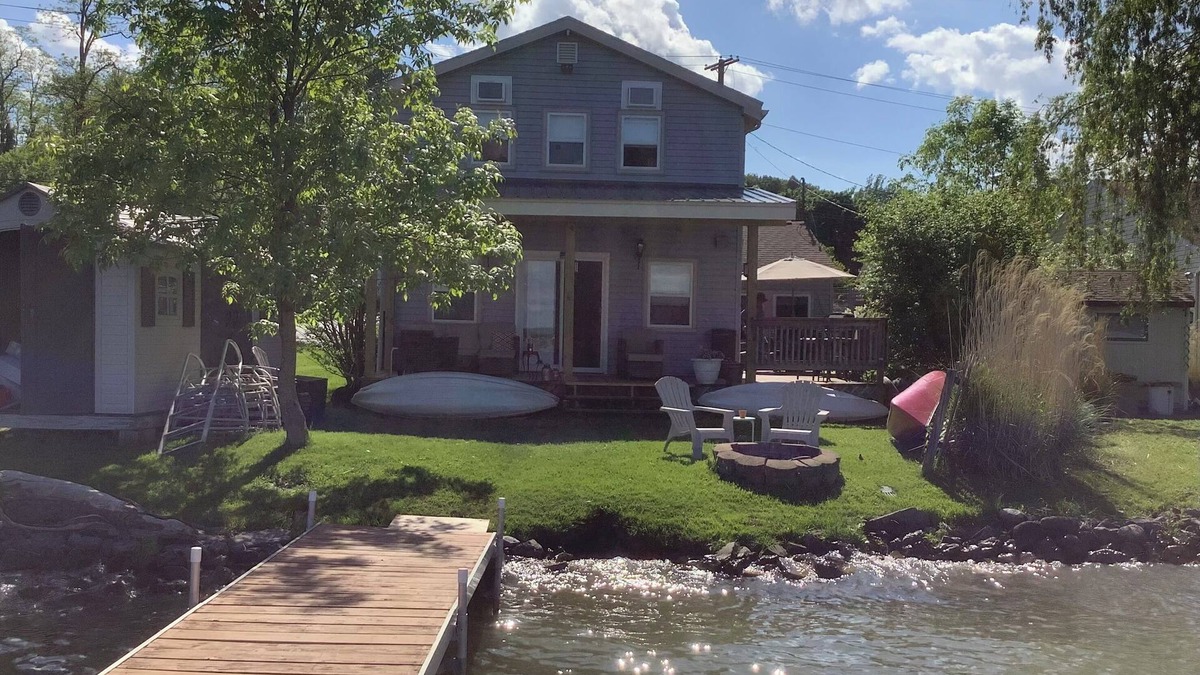 Seneca Falls Cottage | True lakefront! New October openings … C/Air, kayaks, fishing. Pontoon optional.