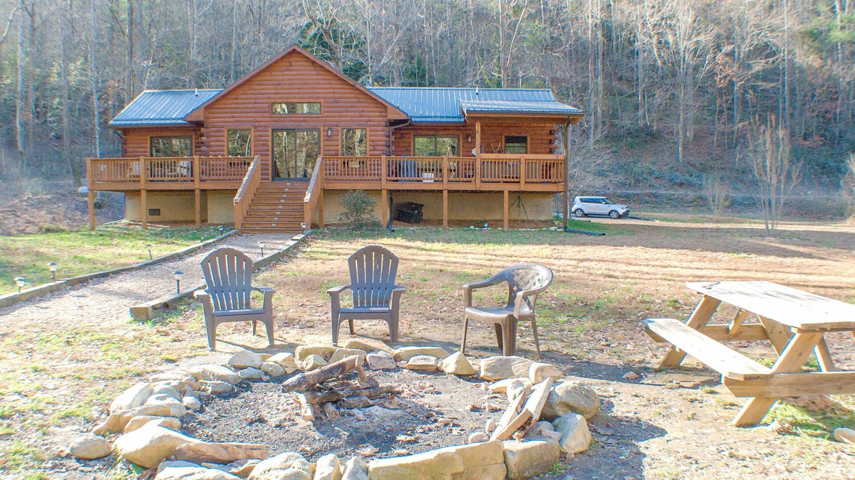 Deep Gap Cabin | True Log Cabin 3/2 Fiber OPTICS, Trout-Stocked Creek, Hot Tub !