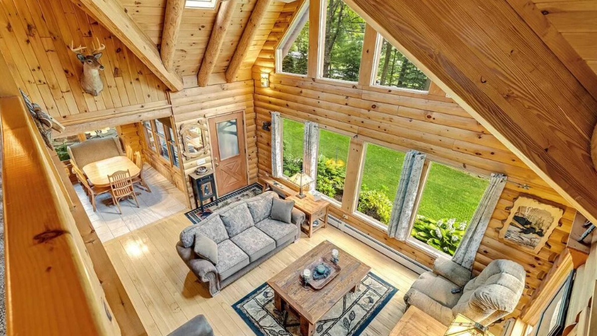 Canadensis Cabin | True Log Cabin in the Heart of Poconos with HOT TUB and MOVIE THEATER